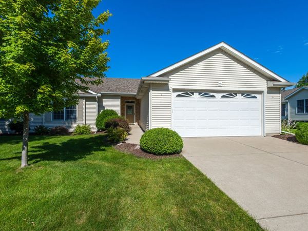 35 Madison Circle , Davenport, IA 52806