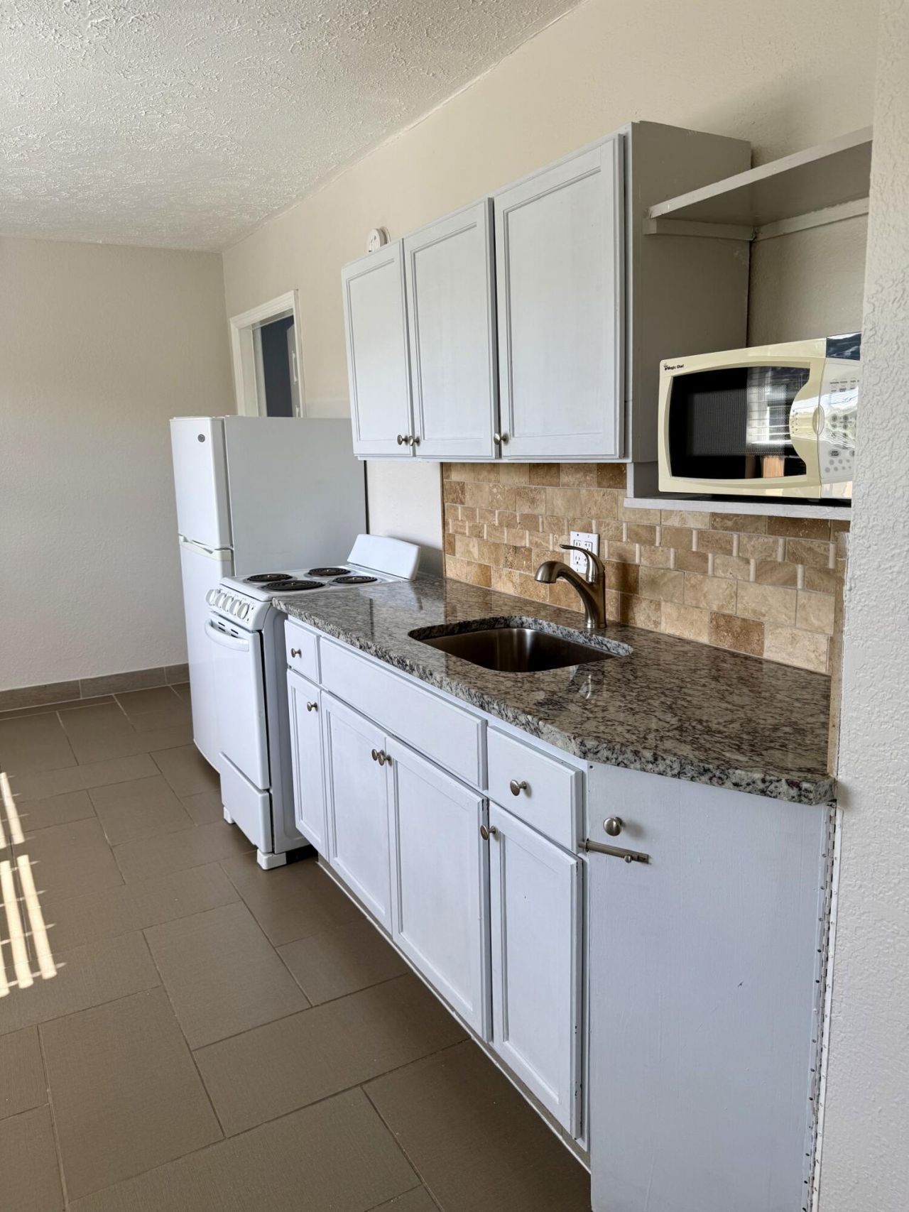 605 N Federal Highway, Unit 14, Lake Worth Beach, FL 33460 Photo