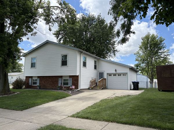 1402 N Hershey Road , Bloomington, IL 61704