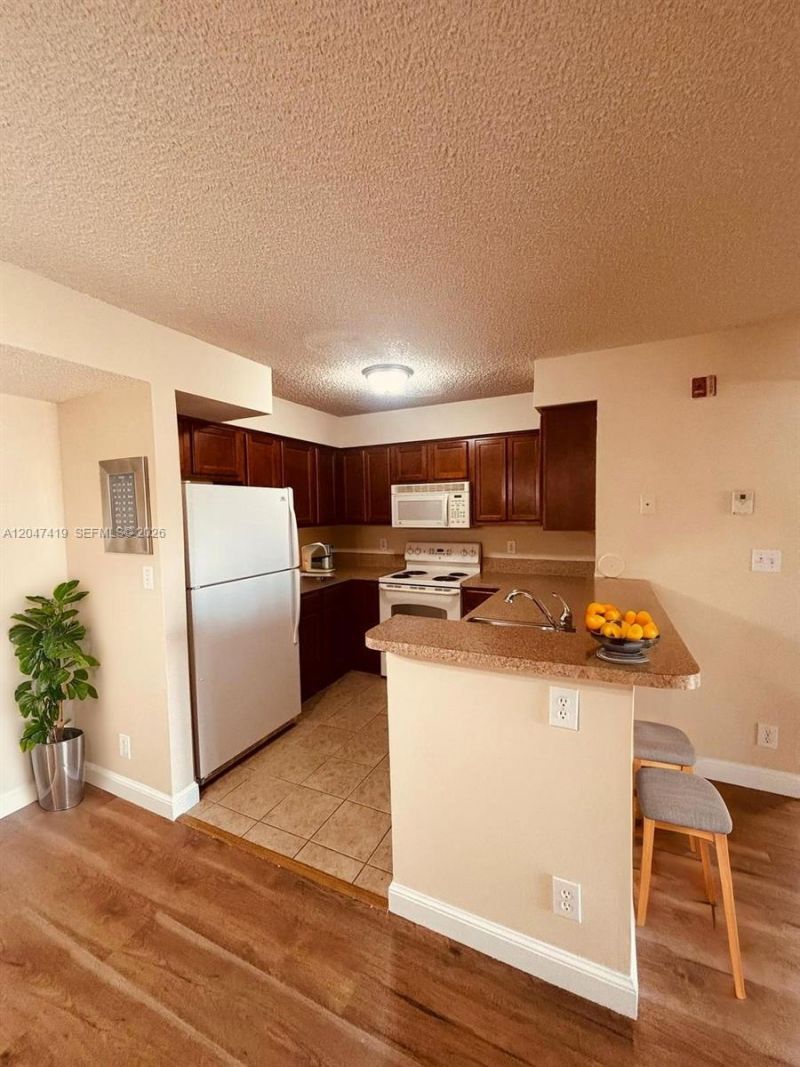 7630 Westwood Dr , Unit 305, Tamarac, FL 33321 Photo