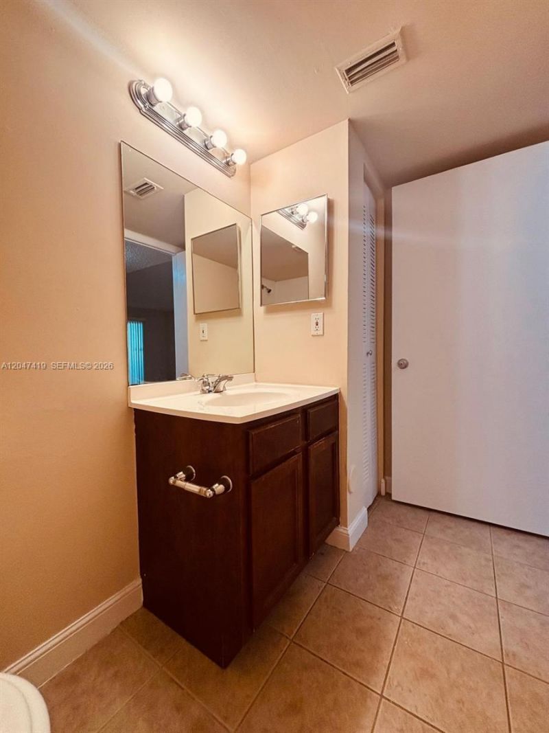 7630 Westwood Dr , Unit 305, Tamarac, FL 33321 Photo