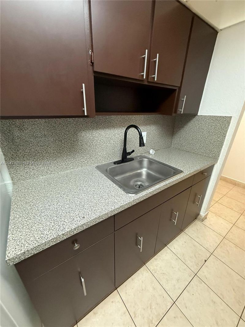 1305 W 53rd St , Unit 406, Hialeah, FL 33012 Photo