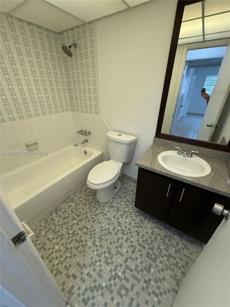 1305 W 53rd St , Unit 406, Hialeah, FL 33012 Photo
