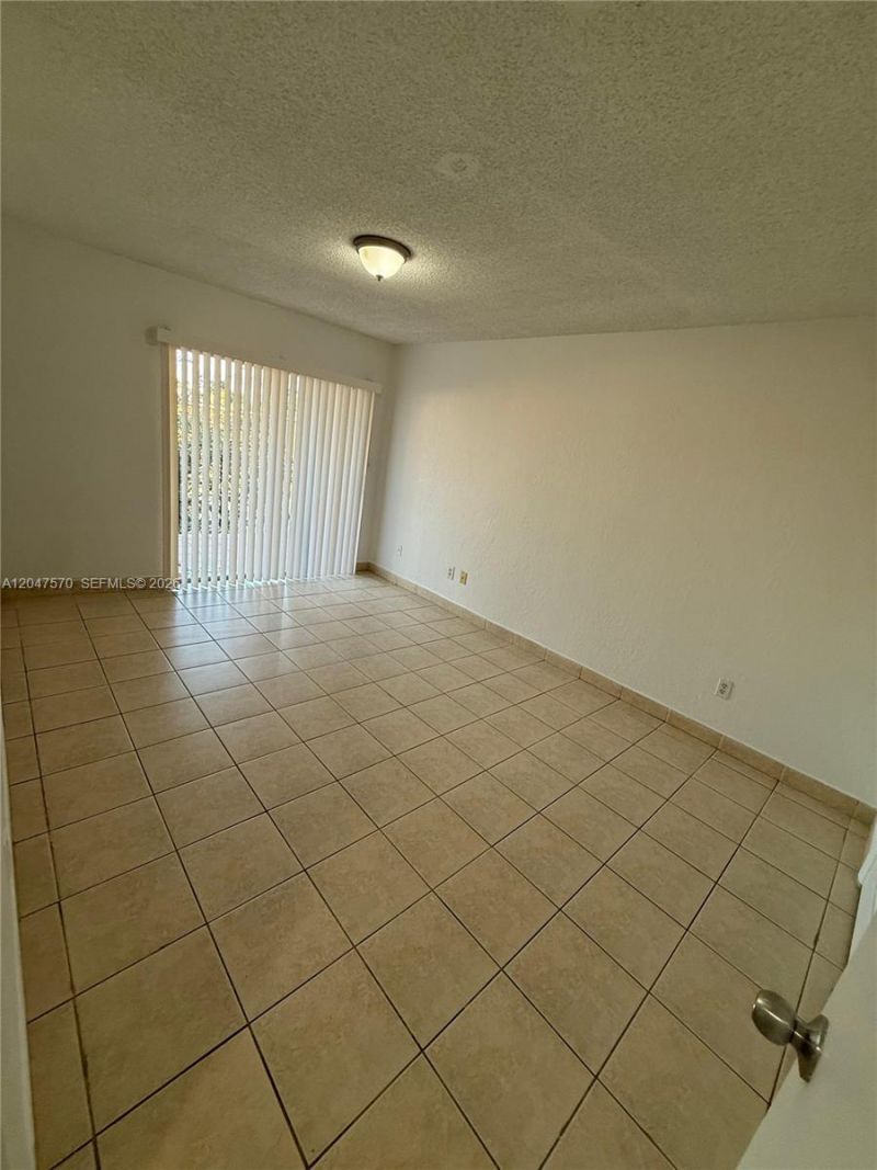 1305 W 53rd St , Unit 406, Hialeah, FL 33012 Photo