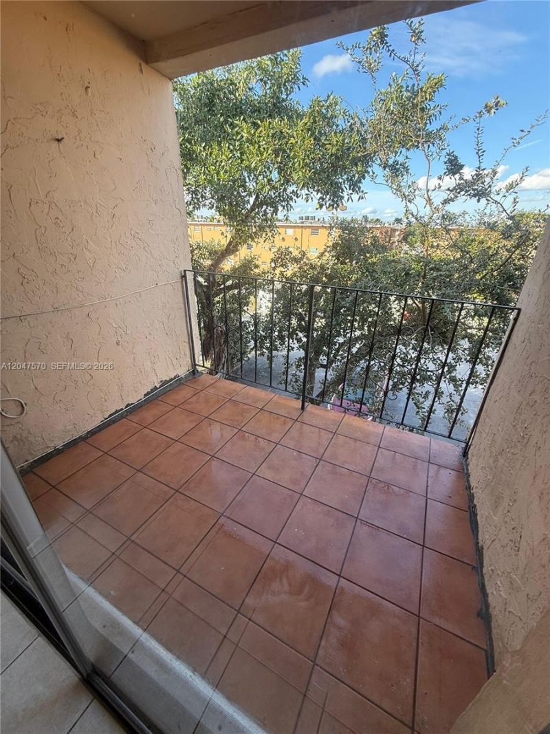 1305 W 53rd St , Unit 406, Hialeah, FL 33012 Photo