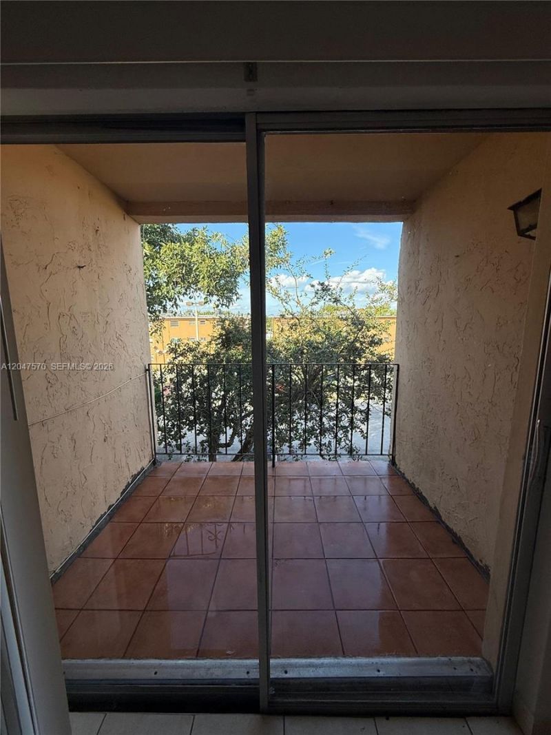1305 W 53rd St , Unit 406, Hialeah, FL 33012 Photo