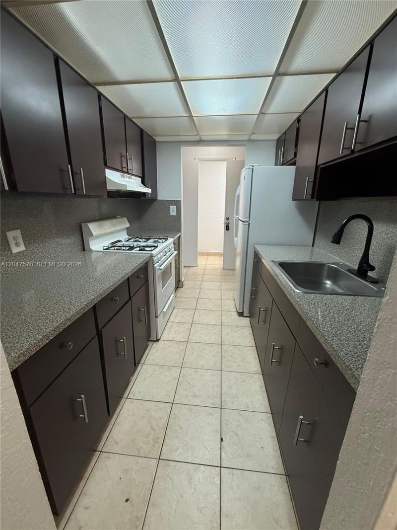 1305 W 53rd St , Unit 406, Hialeah, FL 33012 Photo