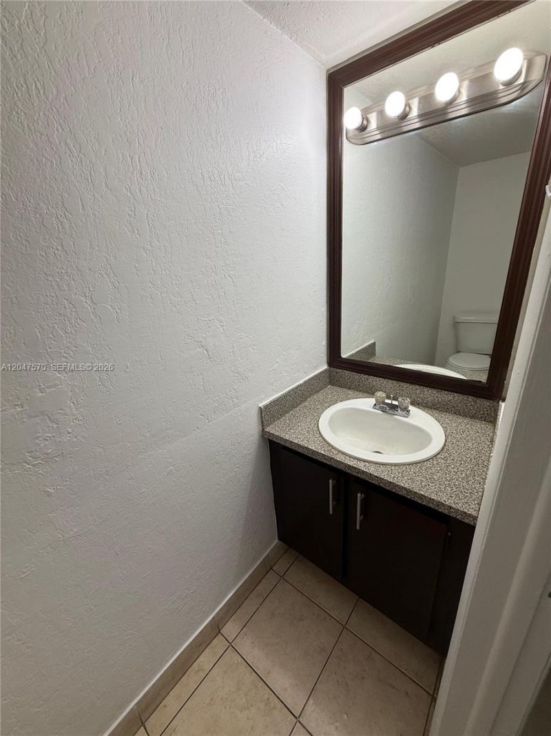 1305 W 53rd St , Unit 406, Hialeah, FL 33012 Photo