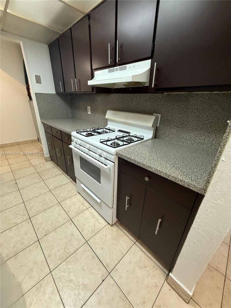 1305 W 53rd St , Unit 406, Hialeah, FL 33012 Photo