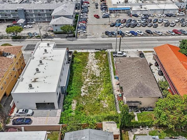 1877 SW 7th St , Miami, FL 33135