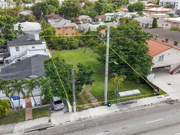 1877 SW 7th St , Miami, FL 33135