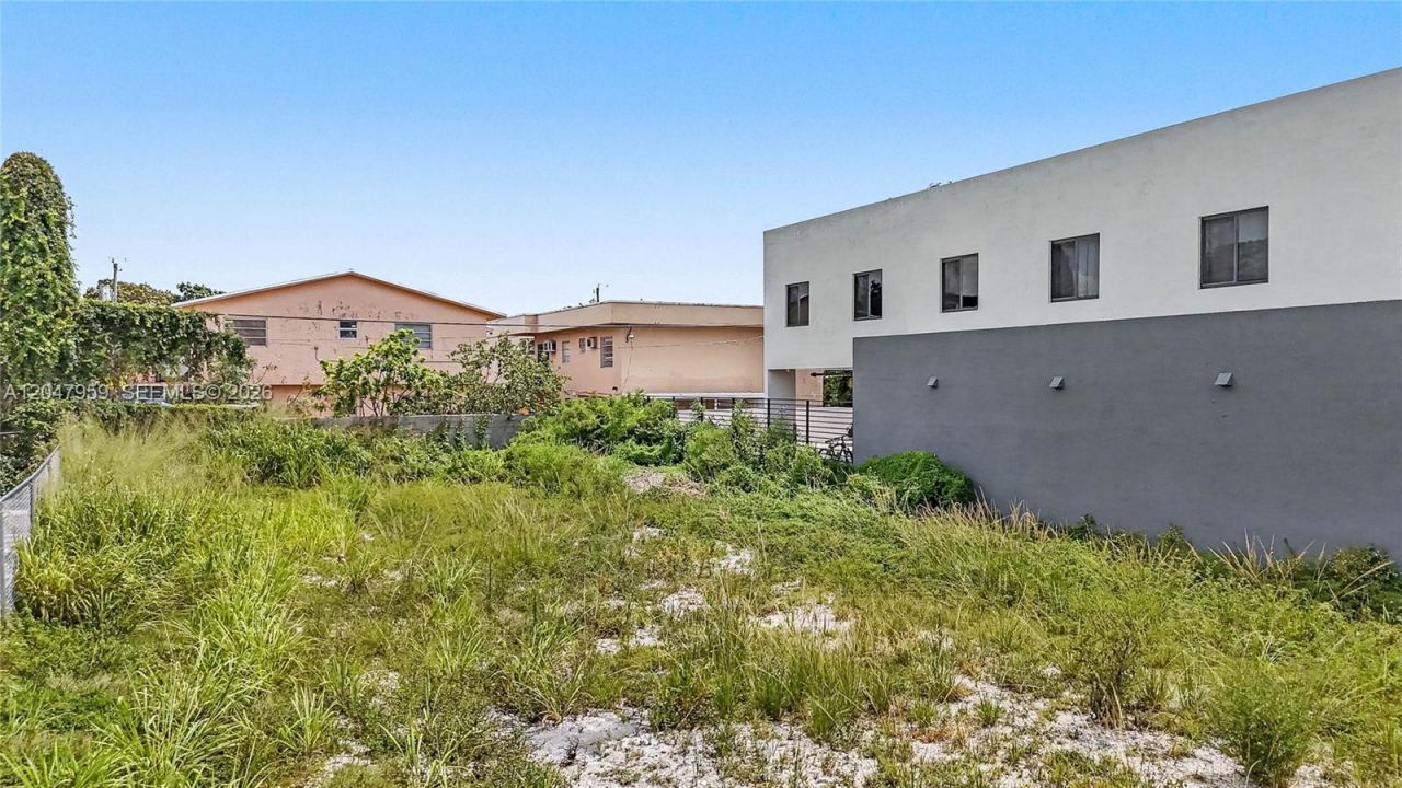 1877 SW 7th St , Miami, FL 33135 Photo