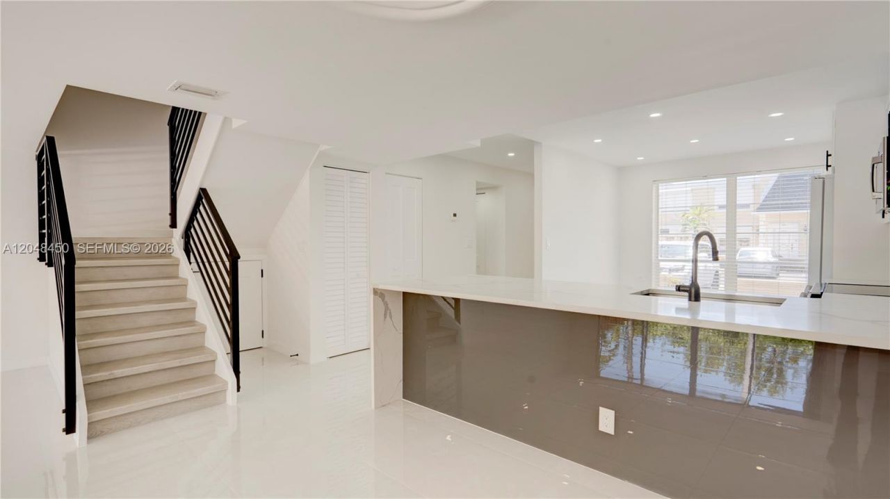 933 NE 24th Ave, Unit 169, Hallandale Beach, FL 33009 Photo