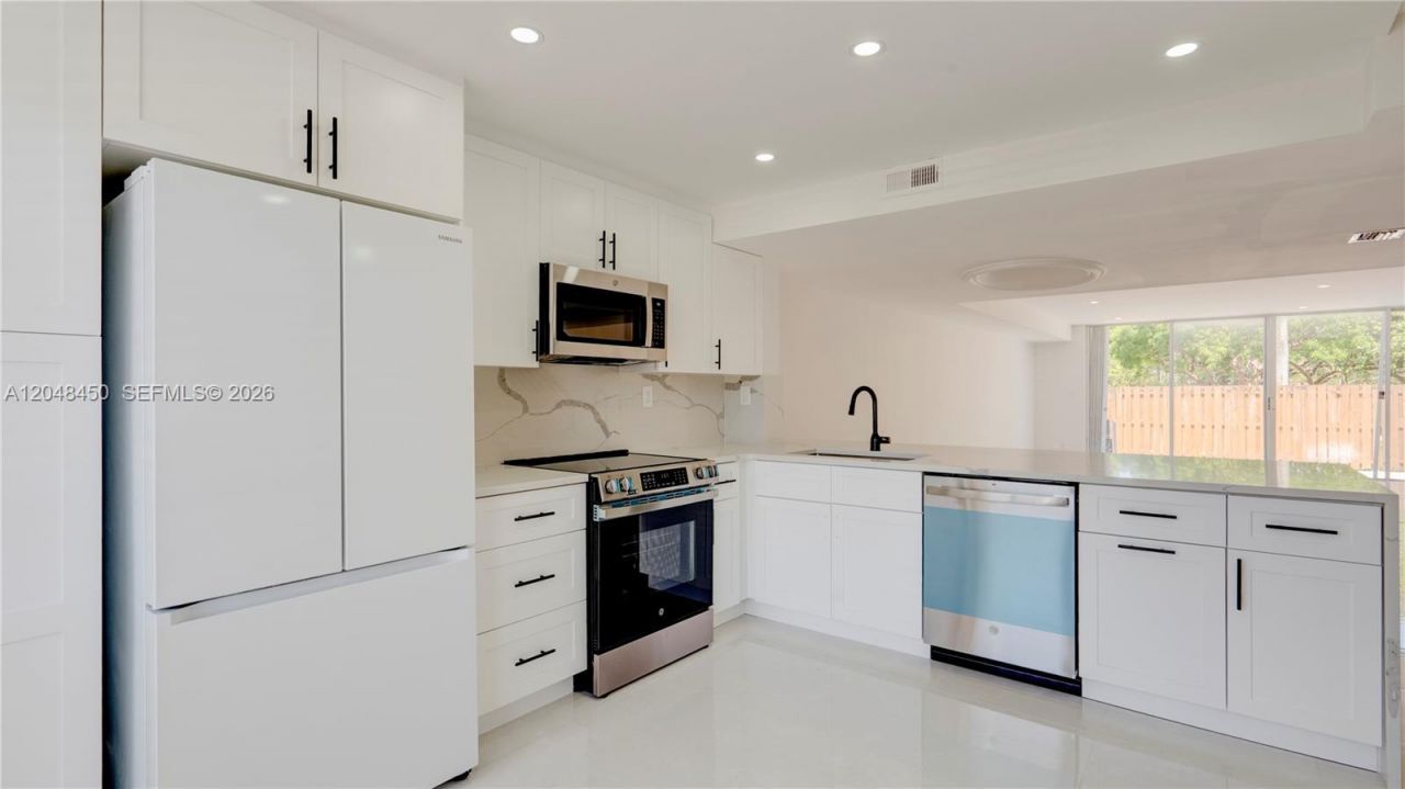 933 NE 24th Ave, Unit 169, Hallandale Beach, FL 33009 Photo