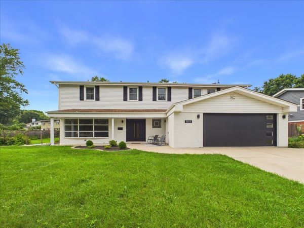 1504 Pfingsten Road, Glenview, IL 60025
