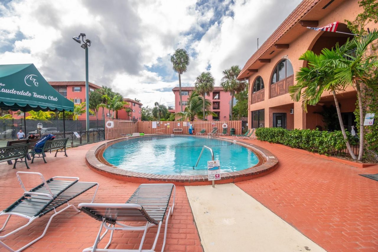 650 Tennis Club Drive, Unit 305, Fort Lauderdale, FL 33311 Photo