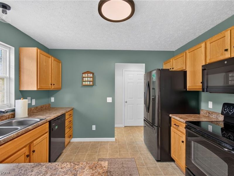 1938 Northgate Circle, Akron, OH 44320 Photo 10