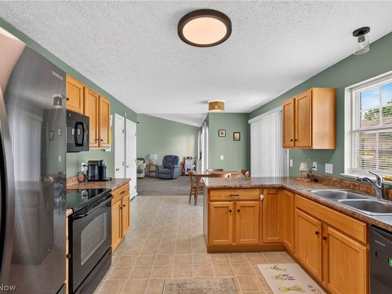 1938 Northgate Circle, Akron, OH 44320 Photo 11