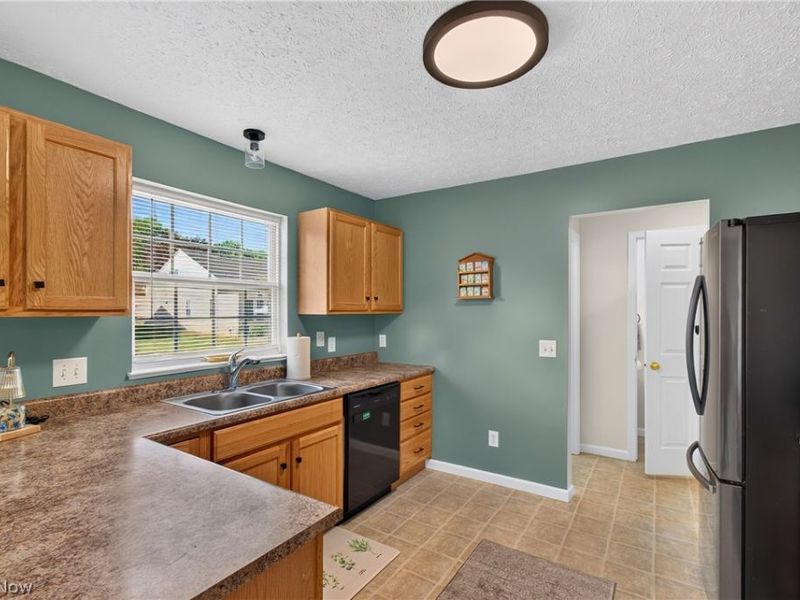 1938 Northgate Circle, Akron, OH 44320 Photo 12
