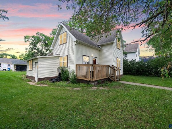 219 S Union Ave, Madison, SD 57042