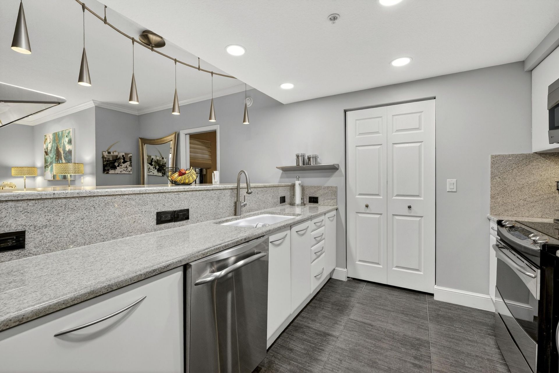 511 Lucerne Avenue, Unit 312, Lake Worth Beach, FL 33460 Photo