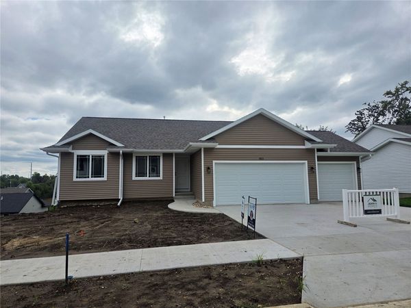 1833 Holly Meadow Avenue SW, Cedar Rapids, IA 52404