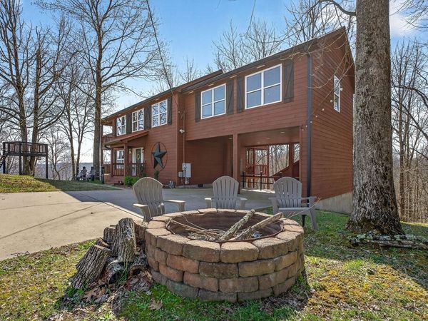 300 Crest Dr , Smithville, TN 37166