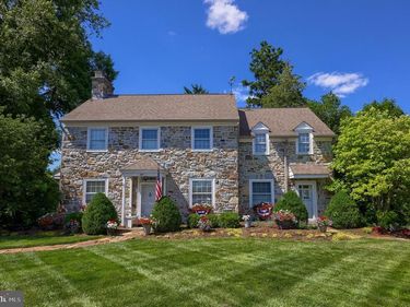 371 E MAIN STREET, NEW HOLLAND, PA 17557