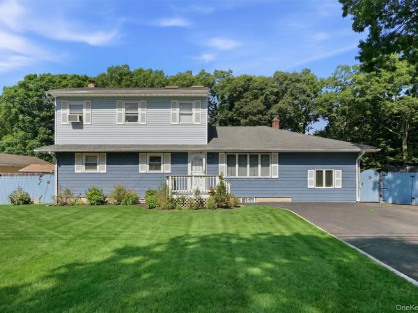 70 Avenue A , Holbrook, NY 11741