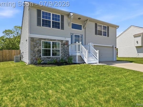 239 Andover Woods Drive, Fenton, MI 48430