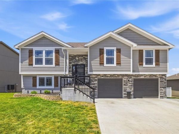 1310 SW Burns Circle, Oak Grove, MO 64075