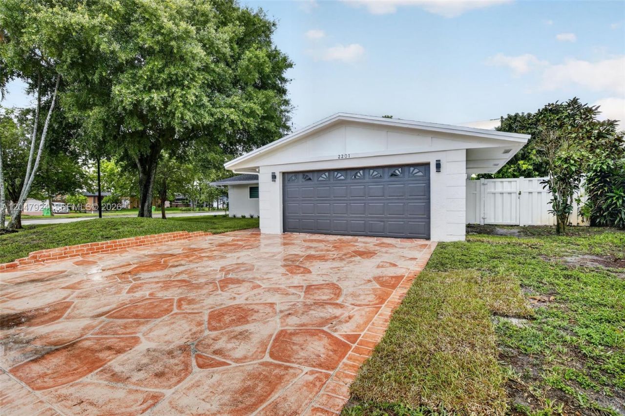 2201 NW 81st Ave, Sunrise, FL 33322 Main Photo