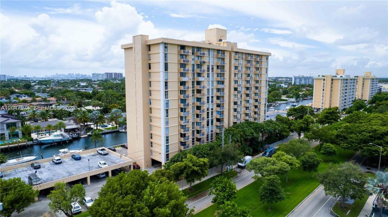 2350 NE 135th St , Unit 403, North Miami, FL 33181 Photo
