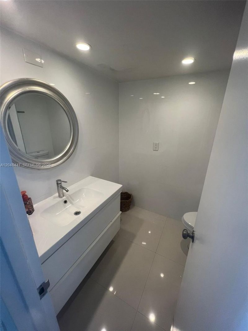 5701 Collins Ave , Unit 1703, Miami Beach, FL 33140 Photo