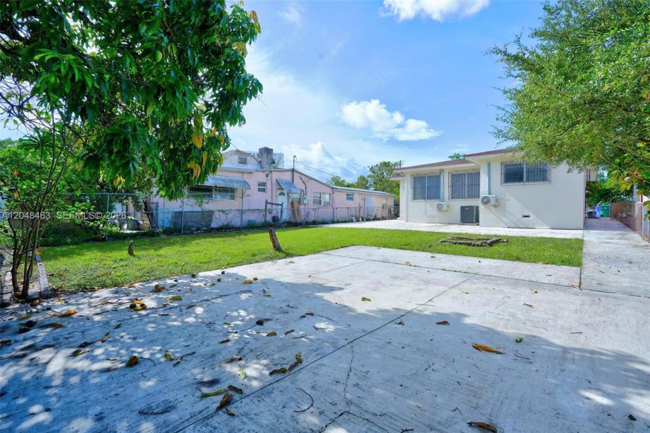 2323 NW 1st St , Miami, FL 33125 Photo