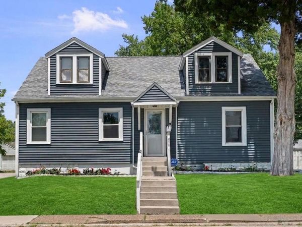 2726 Central Avenue , Bettendorf, IA 52722