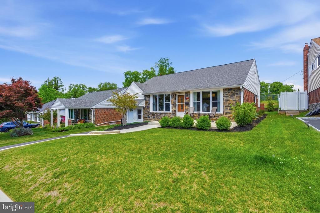 1435 WINDSOR PARK LANE , HAVERTOWN, PA 19083