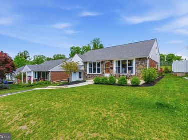 1435 WINDSOR PARK LANE, HAVERTOWN, PA 19083