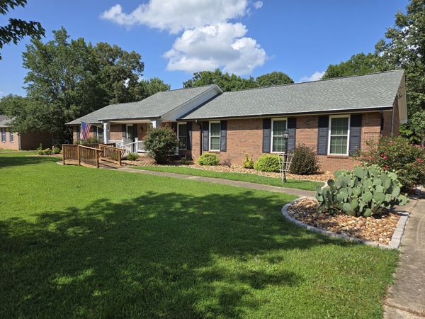 415 River Oaks Dr , New Johnsonville, TN 37134