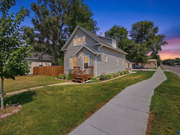 718 E 4th St, Dell Rapids, SD 57022