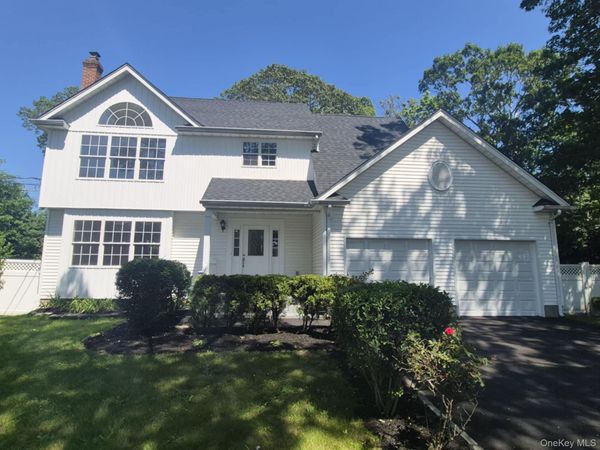 89 Railroad Avenue , Center Moriches, NY 11934