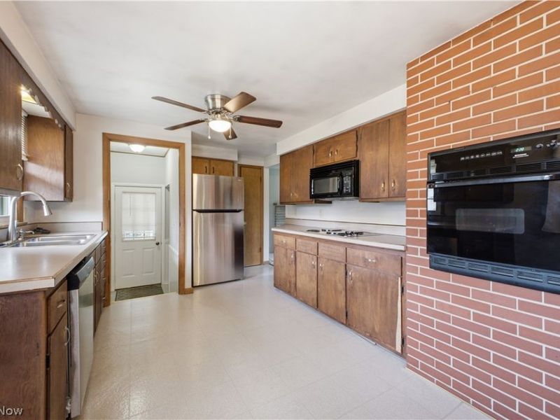 236 Manor Drive, Columbiana, OH 44408 Photo 4