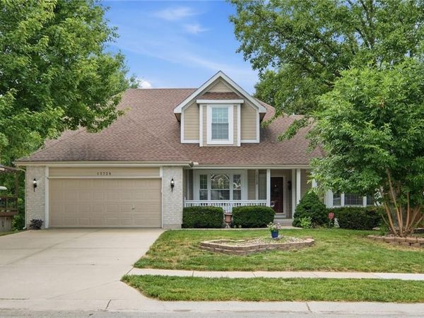 15728 S Madison Drive, Olathe, KS 66062