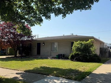 7094 Jenerous Drive, Center Line, MI 48015