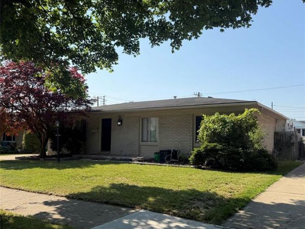 7094 Jenerous Drive, Center Line, MI 48015