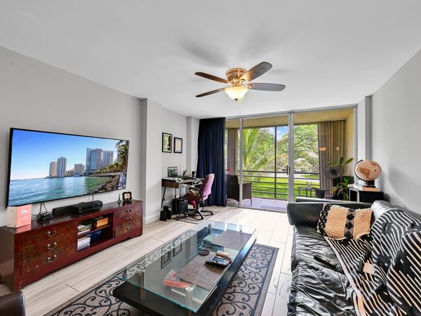 103 Royal Park Drive, Unit 2e, Oakland Park, FL 33309