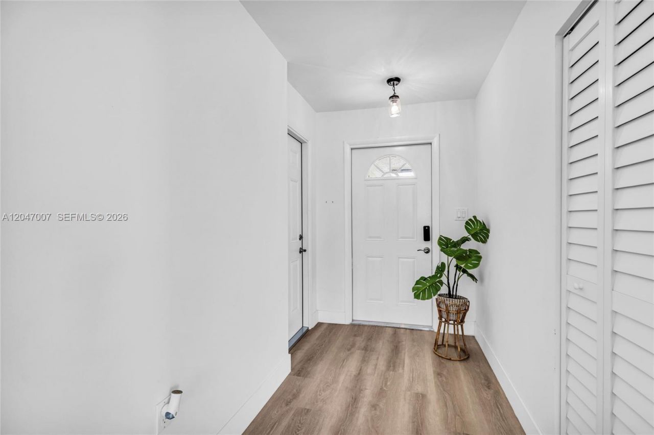 681 Pine Ridge Ter , Davie, FL 33325 Photo