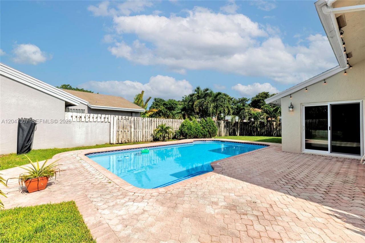 681 Pine Ridge Ter , Davie, FL 33325 Photo