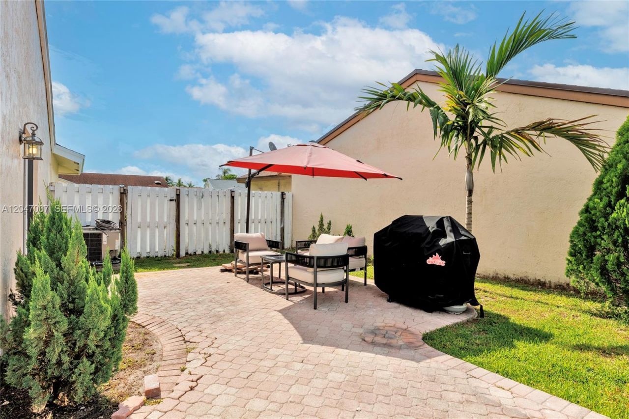 681 Pine Ridge Ter , Davie, FL 33325 Photo