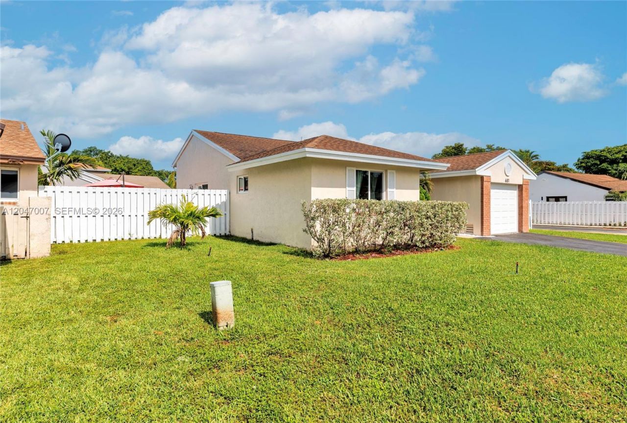 681 Pine Ridge Ter , Davie, FL 33325 Photo